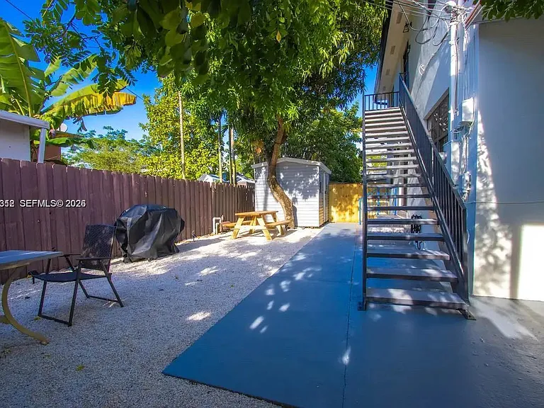 5911 SW 5th Ter #B — Photo 18
