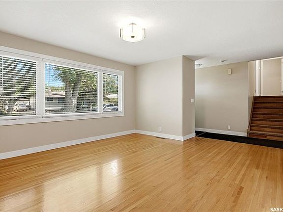 3rd image of 233 Orchard CRESCENT
