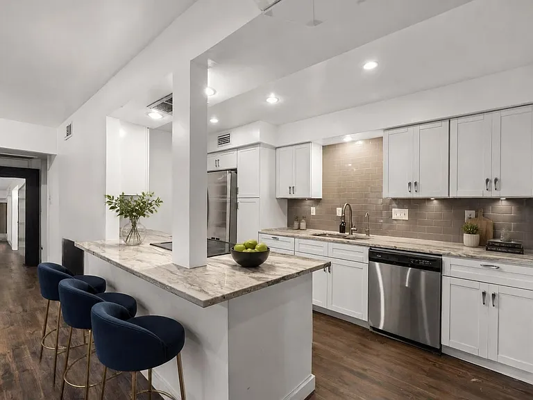 351 N Post Oak Ln #601 — Photo 3