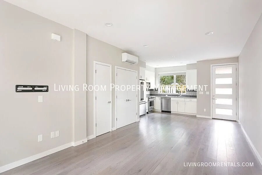 Contemporary St. Johns Row House With Quality Finishes — Photo 4