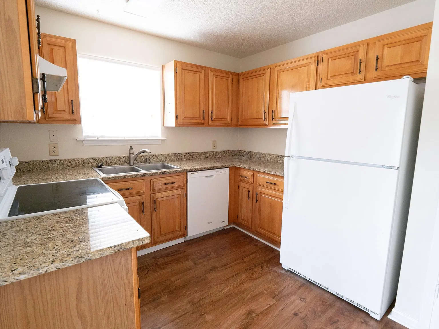 3 bed, 2.0 bath, 1250 sqft, $1,450 — Photo 2
