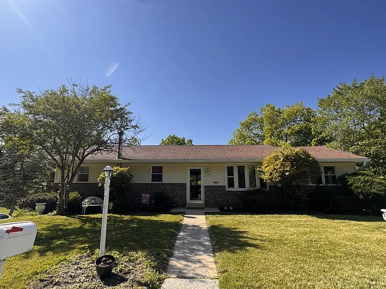 4902 Creek Dr — Photo 1
