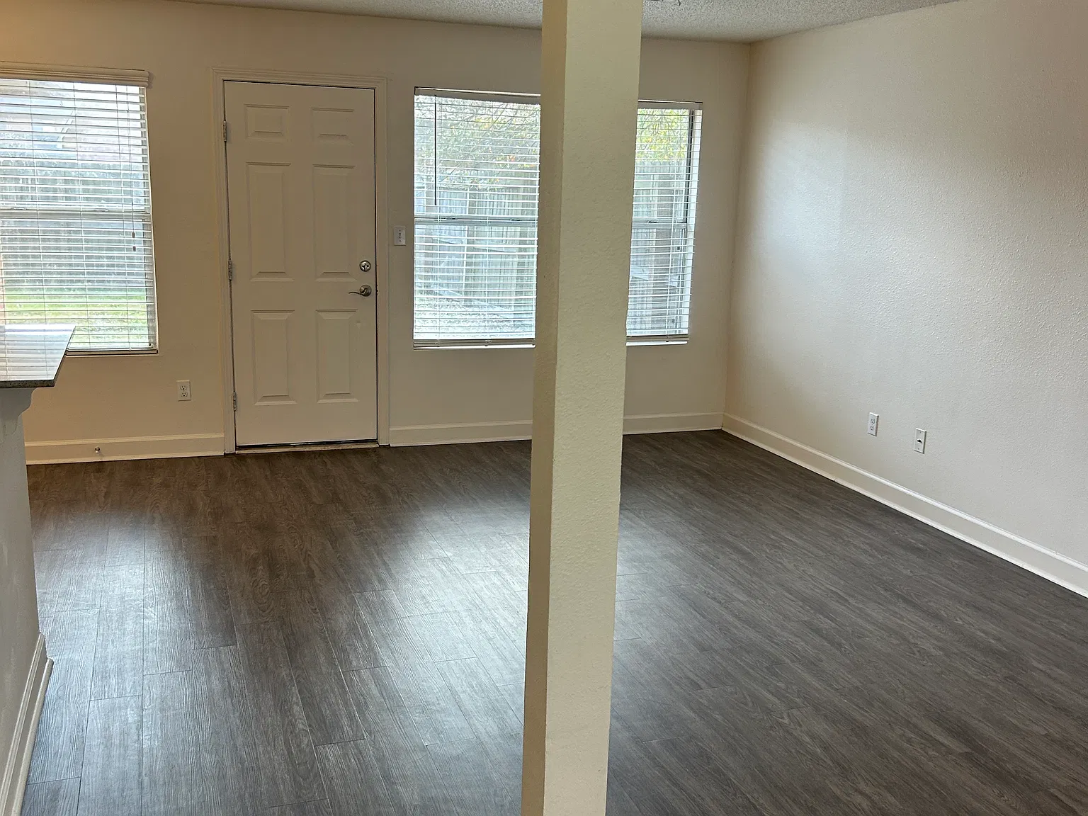 2 bed, 1.0 bath, 1476 sqft, $1,395 — Photo 2