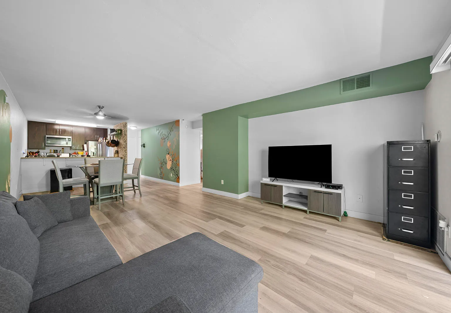 2 bed, 974 sqft, $3,795 — Photo 4