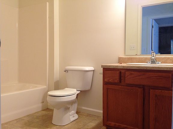Hall bathroom w/tub & shower