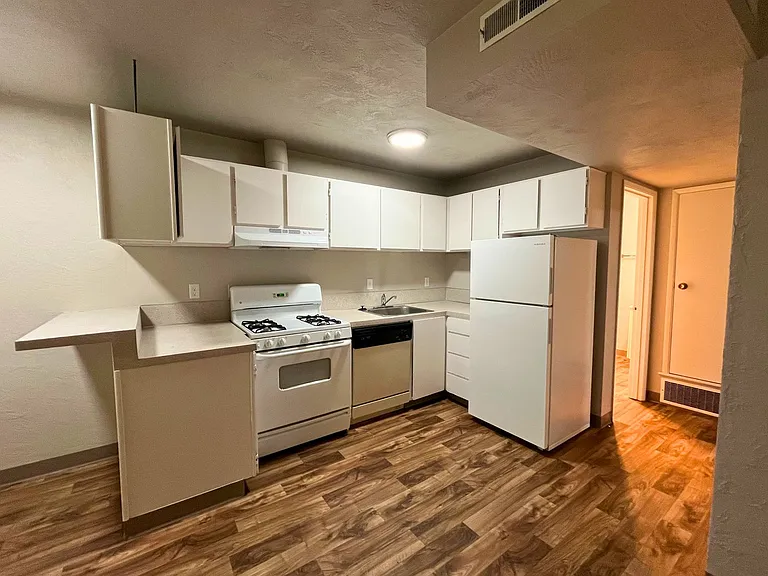 2705 Oak St #15 — Photo 7