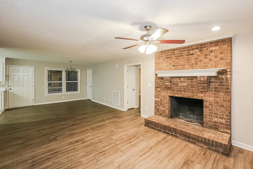 3 bed, 2.0 bath, 1427 sqft, $2,075 — Photo 3