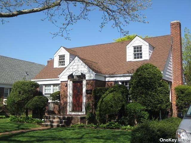 1st image of 94 Maple Dr W