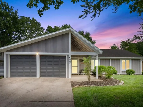 14221 S Summertree Ln, Olathe, KS 66062