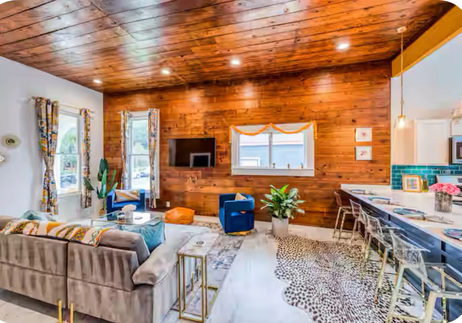 Bright Bungalow Blocks from Riverwalk 2 Bedroom 1 Bath Furnished — Photo 4
