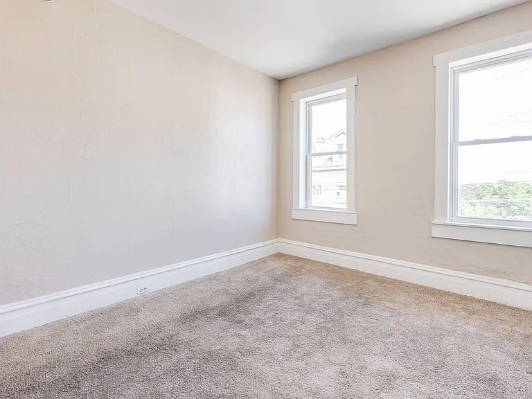 10 - 35 Mt Oliver — Photo 2