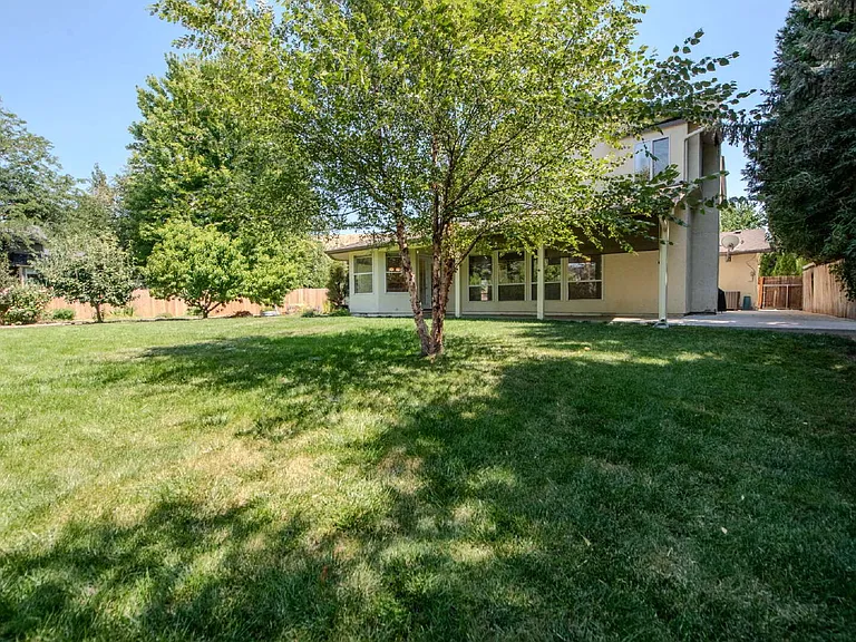 5643 N Citadel Way — Photo 2