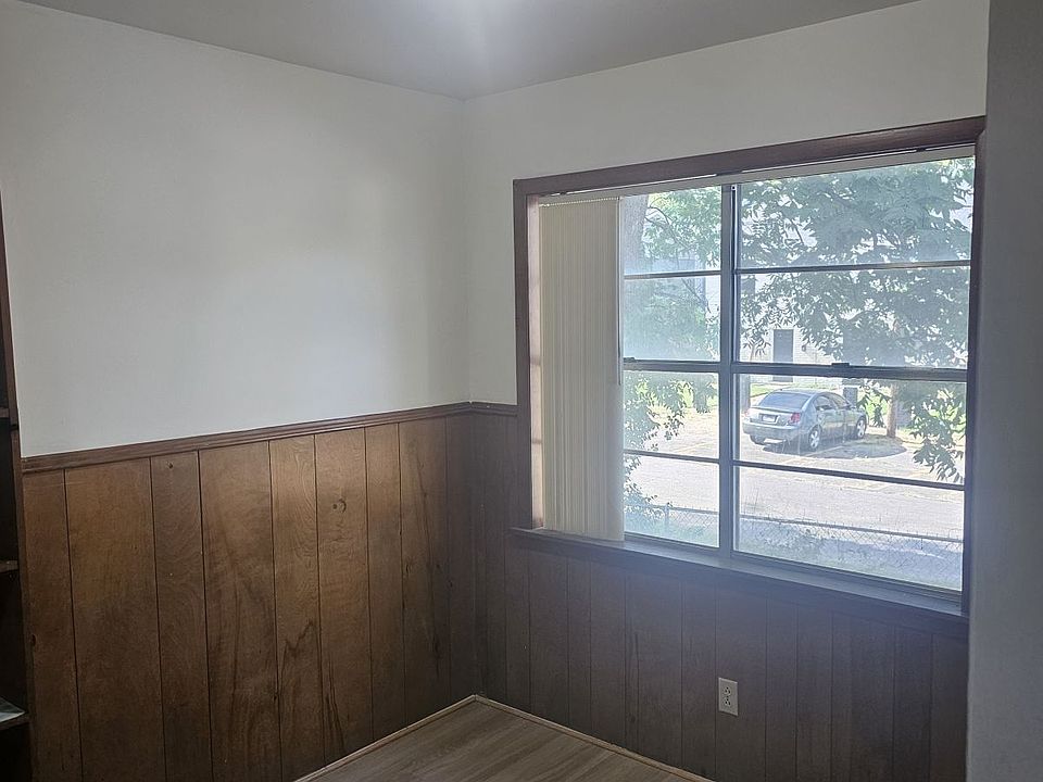 1st image of 300 Meyer Dr