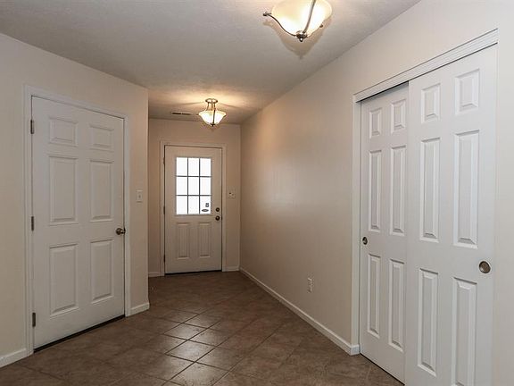 4th image of 52 Ascot Glen Dr