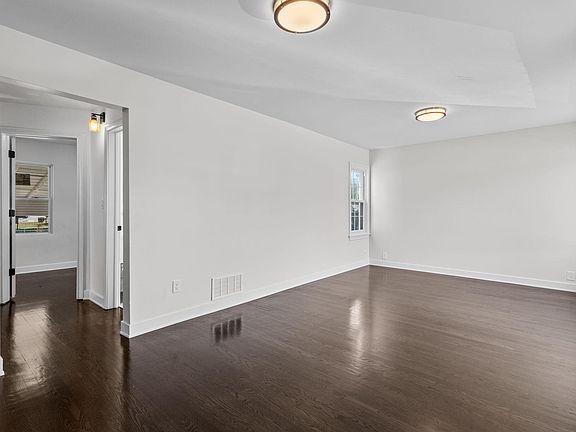 3rd image of 7211 Montana Ave
