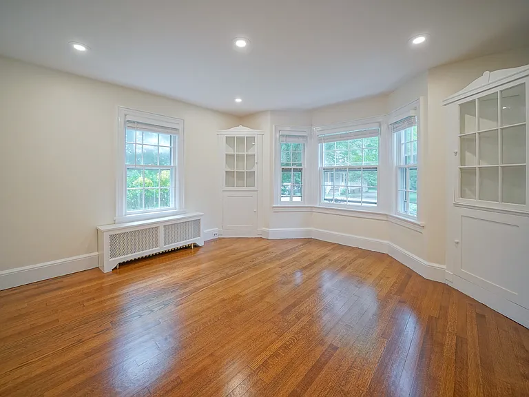 16 Brook St — Photo 13
