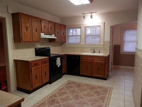 Great updated eat-in Kitchen