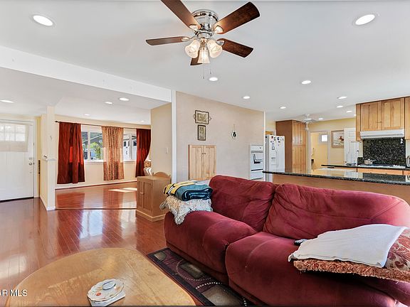 3rd image of 417 W Columbia Rd