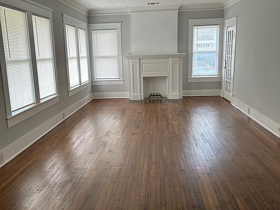 3rd image of 1014 W Magnolia Ave