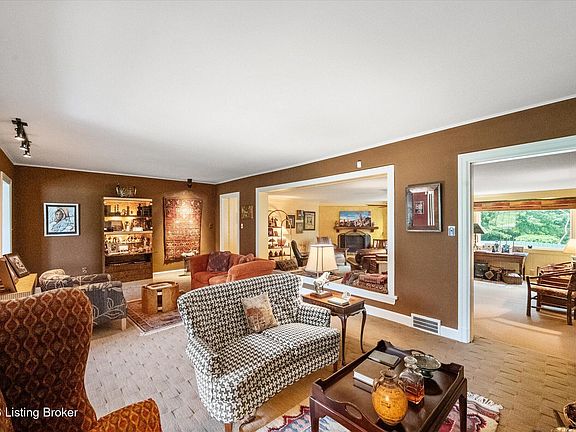 3rd image of 3004 Colonial Hill Rd