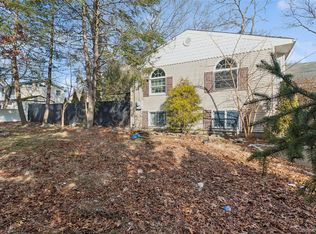 3 Allegheny Dr W, Farmingville, NY 11738