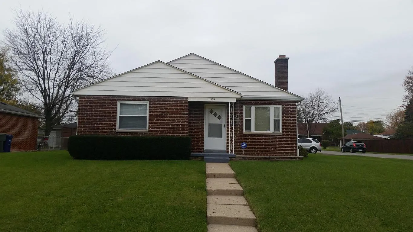 1585 Linwood Ave photo 1
