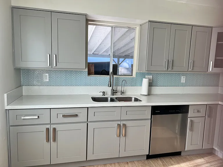 2118 N Marengo Ave — Photo 3