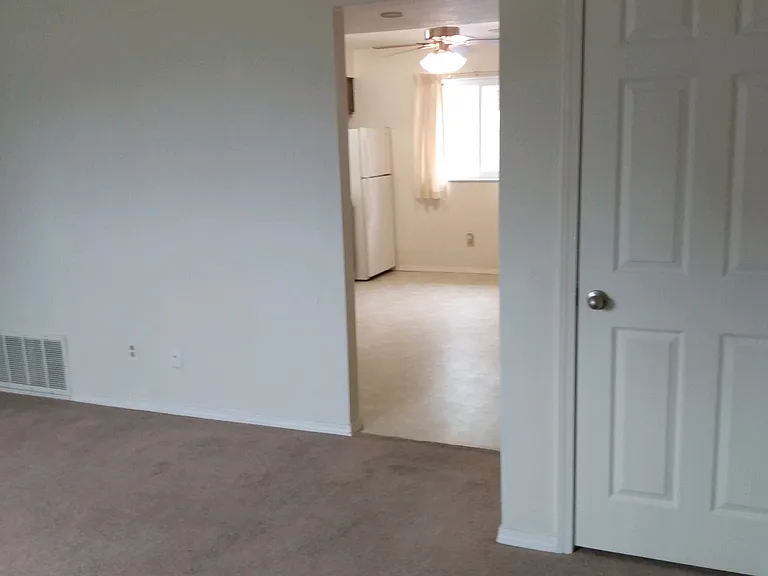 922 E Illinois St — Photo 5