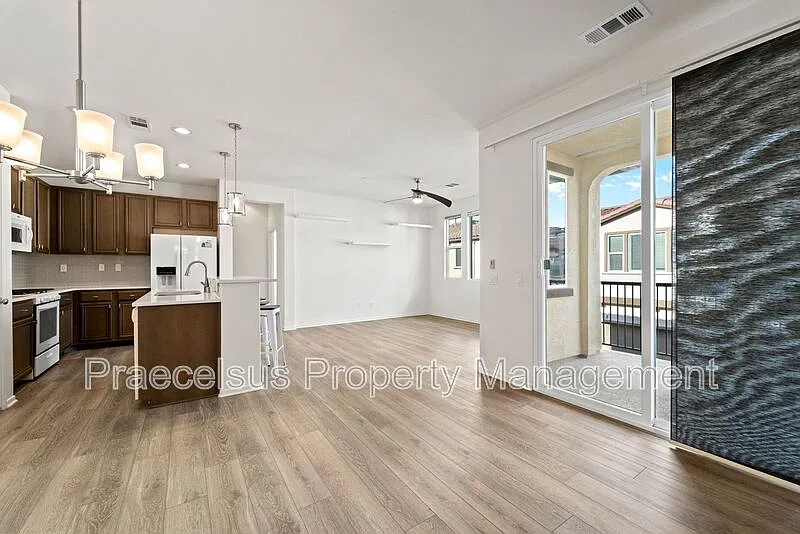 2 bed, 2.0 bath, 1116 sqft, $3,100 — Photo 2