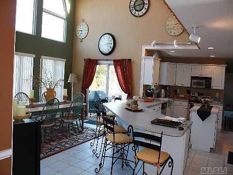 5th image of 32 Lonni Ln