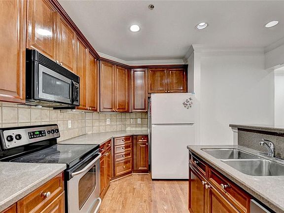 5th image of 2202 Stratford Cmns