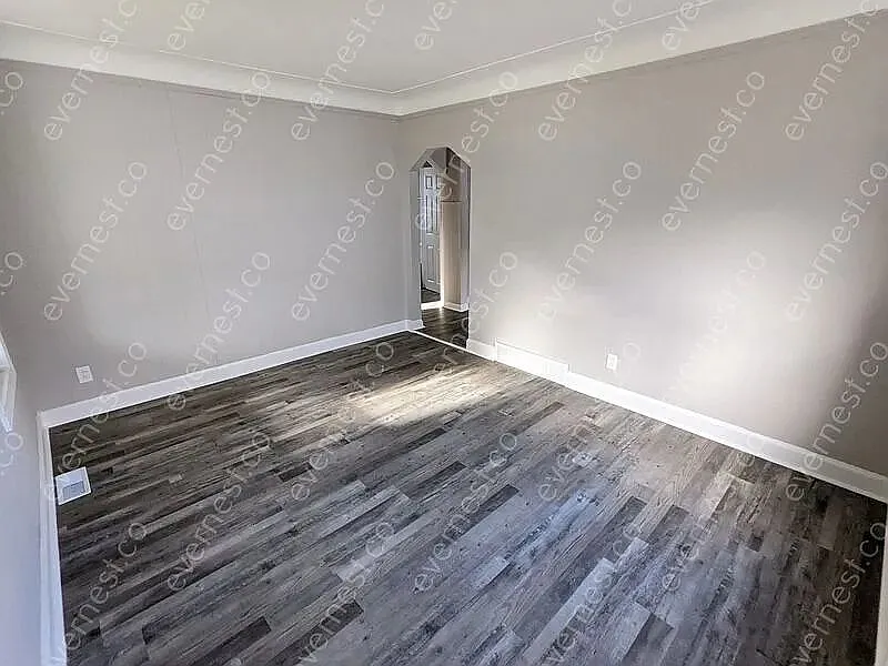 3 bed, 1.0 bath, 993 sqft, $1,547 — Photo 3
