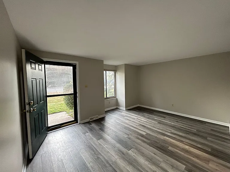 Coventry Court Townhomes — Photo 32