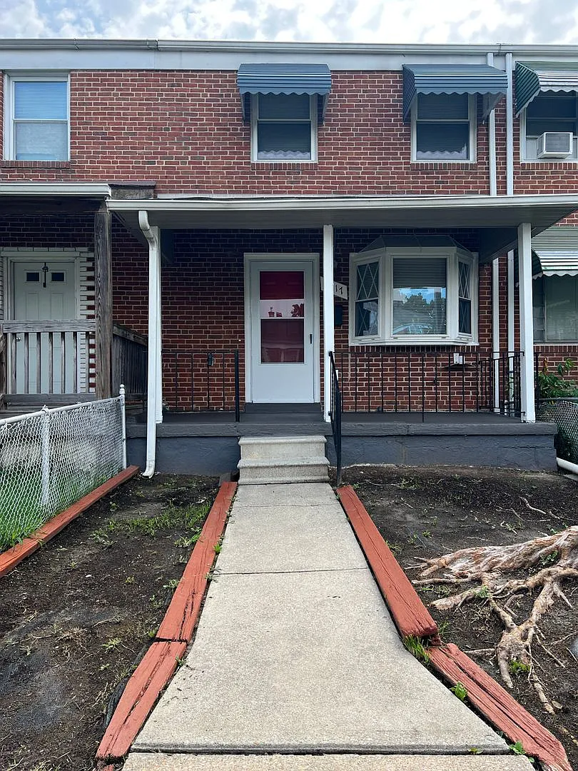 Gorgeous 3 Bedroom Home in Dundalk — Photo 1