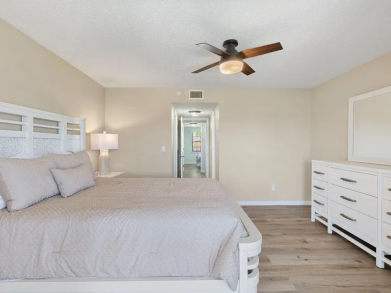 4711 SE 5th Ave #10 — Photo 14