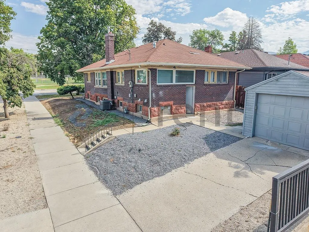 3 bed, 1300 sqft, $2,050 — Photo 2