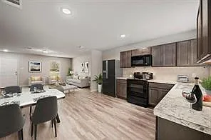 4 bed, 2.5 bath, 1549 sqft, $2,300 — Photo 3