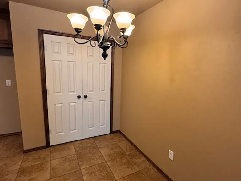 2716 Valley View Dr — Photo 6