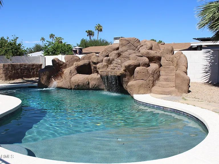 1014 W Angela Dr — Photo 3