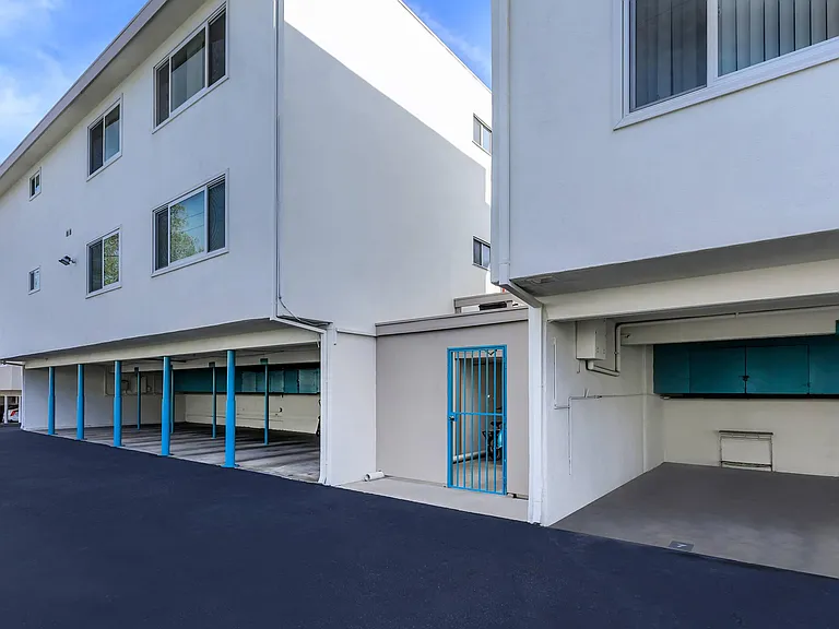 Sea Breeze Beach Apartments — Photo 19
