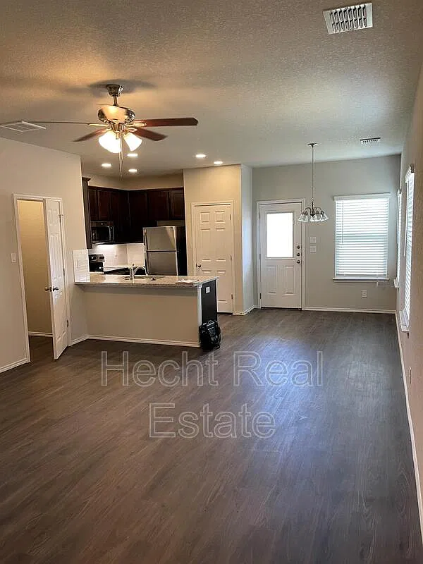 3 bed, 2.5 bath, 1370 sqft, $1,415 — Photo 3