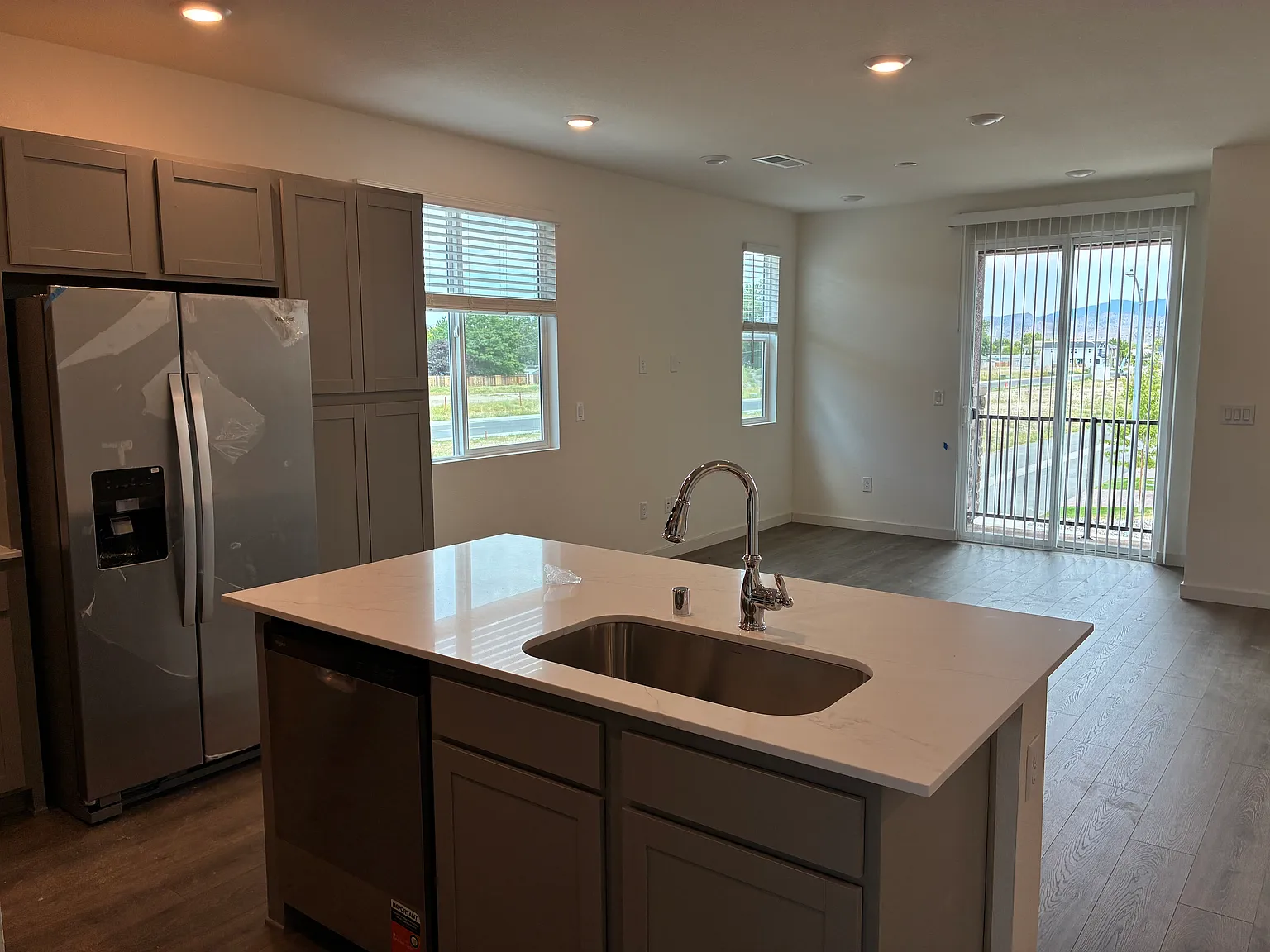 3 bed, 2.5 bath, 1421 sqft, $2,300 — Photo 3