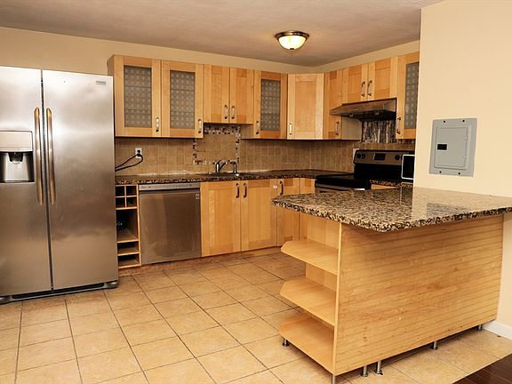 3rd image of 9 Glen Ave Unit 18