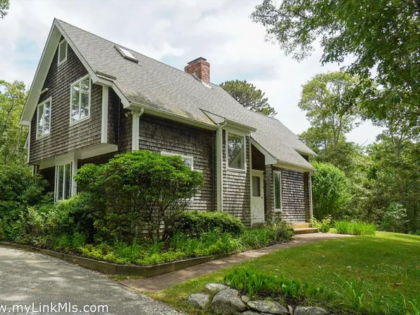 11 High Meadow Ln, Oak Bluffs, MA 02557