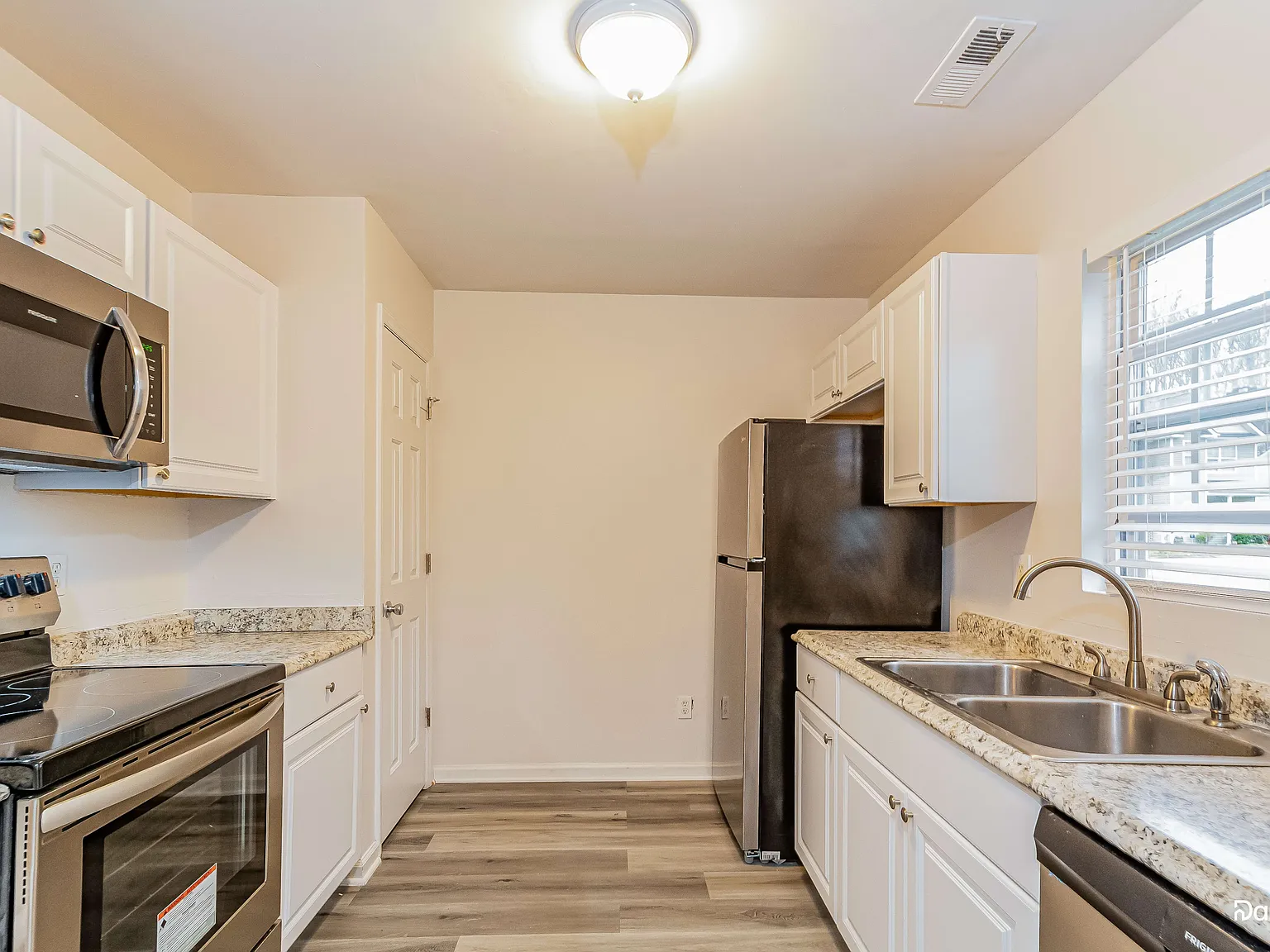 4 bed, 2.5 bath, 1496 sqft, $1,750 — Photo 3