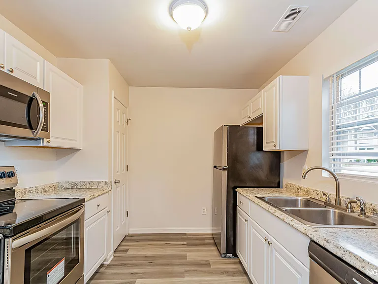 2855 Filbert St — Photo 3