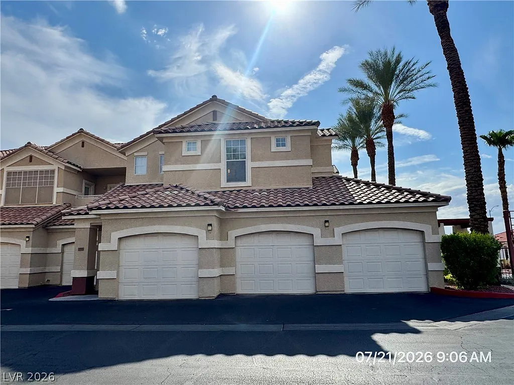 2 bed, 2.0 bath, 1059 sqft, $1,550 — Photo 2