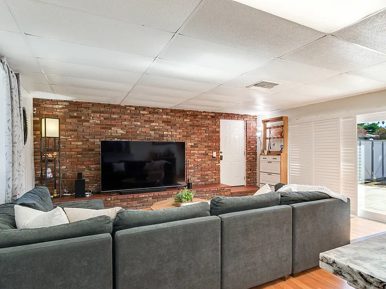 975 Brookside Ave — Photo 9