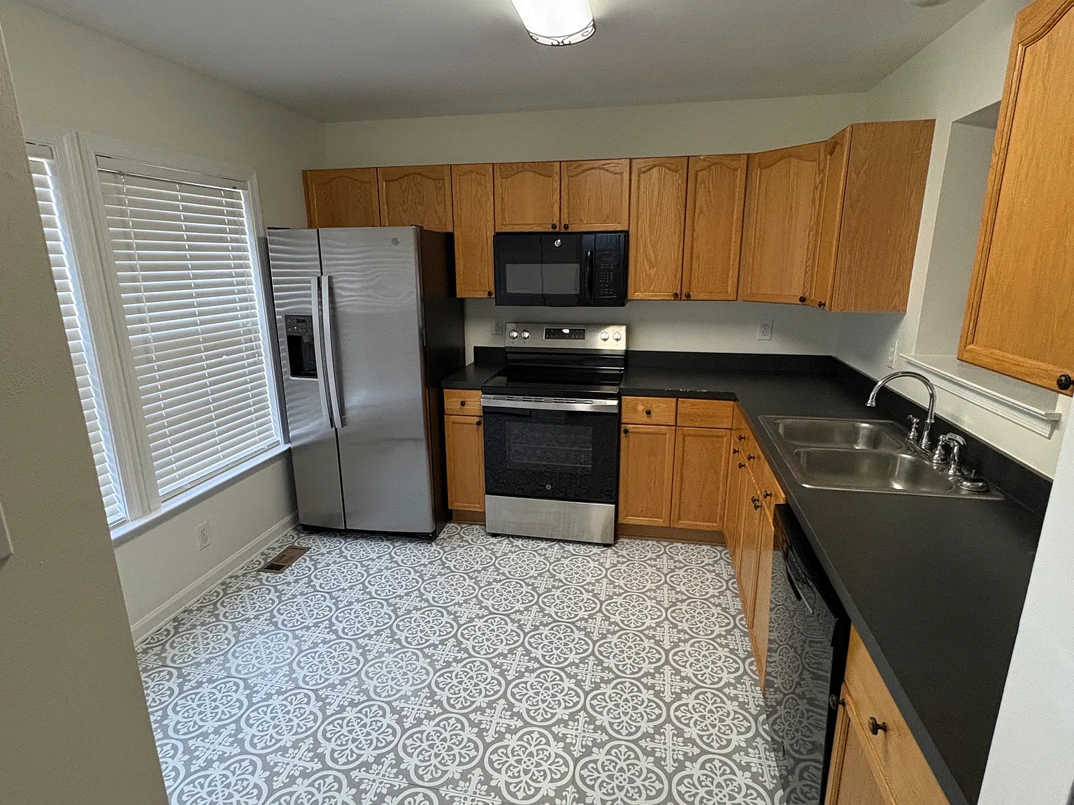 3 bed, 2.5 bath, 1320 sqft, $2,150 — Photo 4
