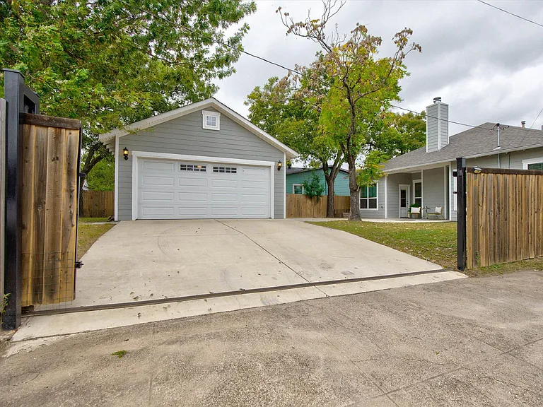 2700 Gladstone Dr — Photo 33